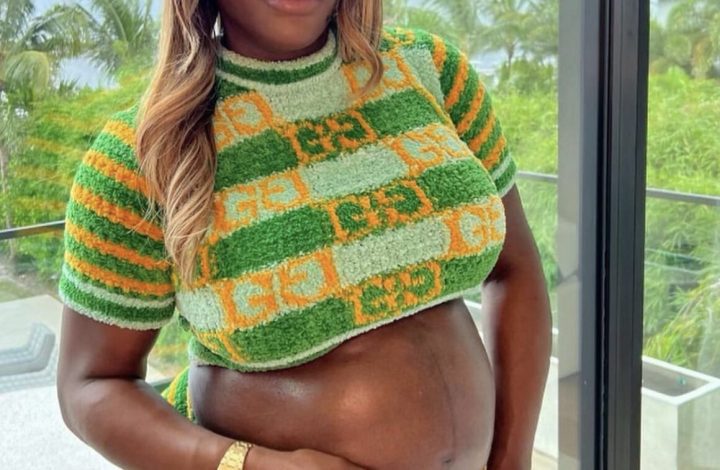serena-williams-flaunted-her-baby-bump-in-a-green-and-orange-striped-gucci-ensemble